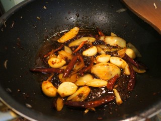 8、干锅香辣蟹,翻炒均匀