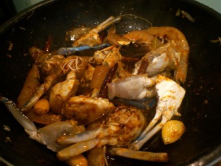 9、干锅香辣蟹,放入螃蟹和虾,不断的翻炒,过程中如果太干可以加一点点水