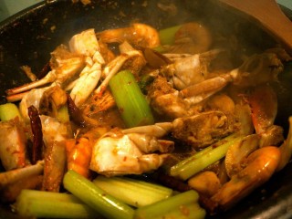 11、干锅香辣蟹,放入芹菜再翻炒一会