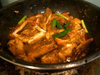 10、干锅香辣蟹,最后放入葱段再翻炒一下,放入少许的盐和料酒(加了火锅底料,盐就不要加太多了)