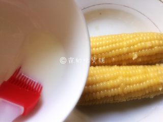 5、奶香烤玉米,接着刷一层牛奶，再次吹干1分钟左右。
