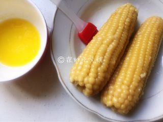 6、奶香烤玉米,再接着把黄油熔化，刷到玉米上。