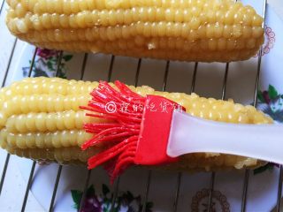 8、奶香烤玉米,烤制的过程中，把玉米取出来几次，翻翻面，每翻一次面都刷一遍蜂蜜水。