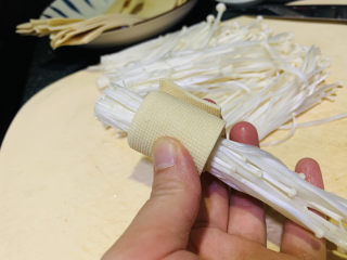 4、豆皮金针菇卷,把金针菇卷进豆皮里