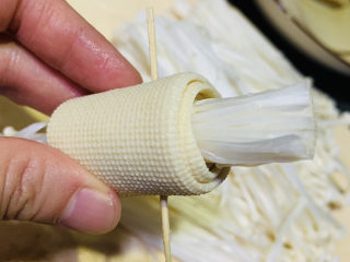 5、豆皮金针菇卷,用牙签固定