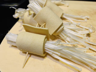 6、豆皮金针菇卷,一串串准备好