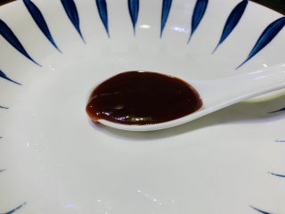 9、豆皮金针菇卷,开始调料汁，1勺烤肉酱