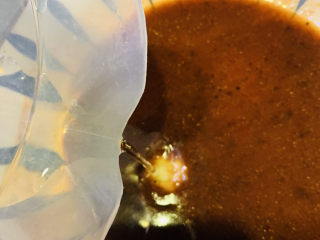 15、豆皮金针菇卷,加些清水，搅拌均匀调料