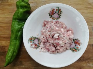 1、青椒酿肉,先准备好，青椒和肉沫