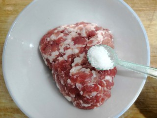 2、青椒酿肉,肉沫中，加入盐