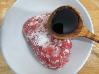 3、青椒酿肉,把生抽，放入肉沫中