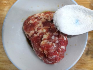 4、青椒酿肉,把糖，放入肉沫中