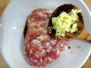 5、青椒酿肉,把姜，放入肉沫中