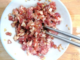 6、青椒酿肉,最后放入料酒，搅拌均匀，腌制10分钟