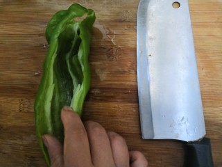 7、青椒酿肉,青椒去蒂，洗干净，用刀破开