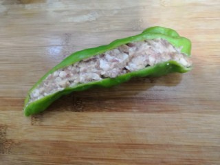 8、青椒酿肉,把肉沫，酿入青椒