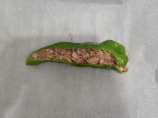 9、青椒酿肉,把青椒放入烤盘，里面垫上油纸或锡纸