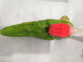 10、青椒酿肉,青椒表面，刷上一层油