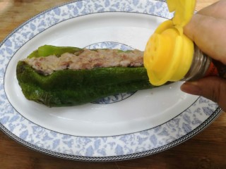 13、青椒酿肉,烤好后，装盘，洒上孜然椒盐