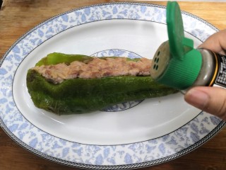 14、青椒酿肉,洒上些胡椒粉