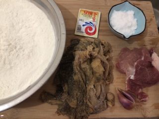 1、梅干菜肉包,准备食材