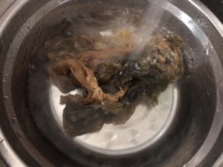 2、梅干菜肉包,咸梅菜干洗洗放水里泡着（去咸味）