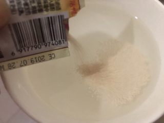 3、梅干菜肉包,碗里下白糖加入温水下酵母（水温不超35度）