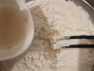 4、梅干菜肉包,侍酵母融化，慢慢加入到面粉里