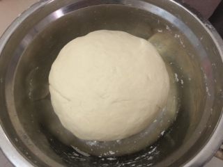6、梅干菜肉包,揉成团，光滑，盖盖让它发酵至一倍大，其间去准备馅（记住，不要发过头了，有酒精味）