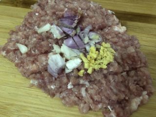 8、梅干菜肉包,加入葱头姜再继续剁一下