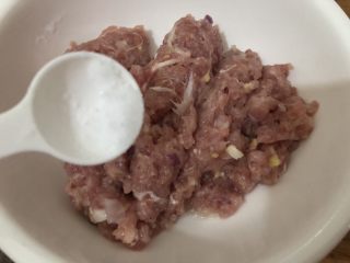 9、梅干菜肉包,装碗里加入盐、生抽、油搅拌均匀