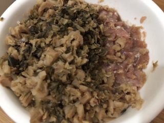 12、梅干菜肉包,加入到肉馅里搅拌均匀