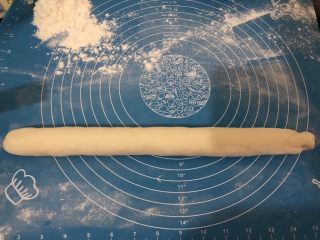 15、梅干菜肉包,取一小团揉搓细长条