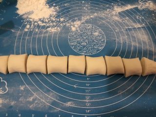 16、梅干菜肉包,切成自己想要的大小