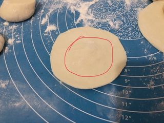 18、梅干菜肉包,擀薄，圈圈边擀薄点，中间稍微厚点，这样包出来的包子上下均匀