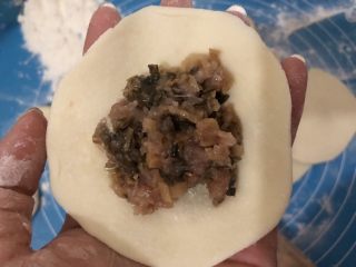 19、梅干菜肉包,加入馅