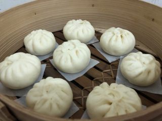 22、梅干菜肉包,发酵好后，大火隔水蒸15分钟焖3分开锅