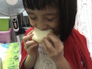 24、梅干菜肉包,开吃，小家伙一口气吃了3个