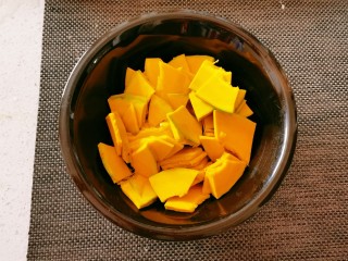 5、奶油南瓜汤,放入碗中