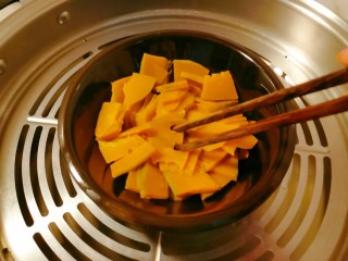 7、奶油南瓜汤,时间到了 用筷子试探一下是否成熟  轻松穿透  已经熟了