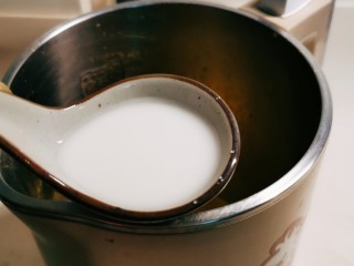 10、奶油南瓜汤,倒入淡奶油 扣上盖子 按下浓汤键  