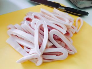 1、一碗猪油菜饭的夜,把整片带油猪皮切成条，再改刀切成丁。﻿