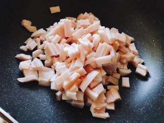 2、一碗猪油菜饭的夜,不能切得太小，否则一熬出来就什么口感都没有了，只剩下嘎嘣要把牙齿震掉的硬块。而太大呢，就会延长熬猪油的时间。﻿