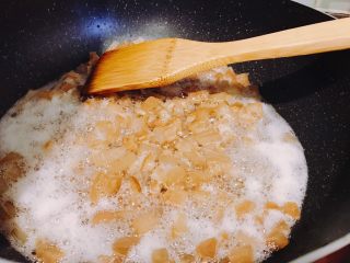 3、一碗猪油菜饭的夜,猪皮丁放在锅里，大火开始熬。想要快出油，可以适当倒一些色拉油。﻿