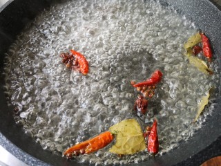 6、香辣毛豆,烧开煮10分钟，即成卤水。