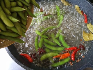 7、香辣毛豆,在煮开的卤水中放入洗净的毛豆。