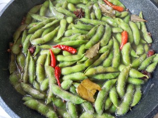 11、香辣毛豆,关火后让毛豆再浸泡10分钟捞出即可。煮毛豆全程不要盖锅盖，不要盖锅盖，不要盖锅盖！