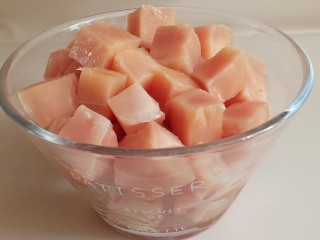 1、孜然鸡胸肉,首先准备食材，鸡胸肉两块，洗干净切成四方块