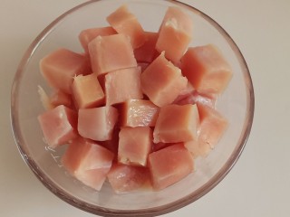 2、孜然鸡胸肉,然后把蛋清半份倒入鸡肉块中，拌匀。这样做的鸡肉更好吃