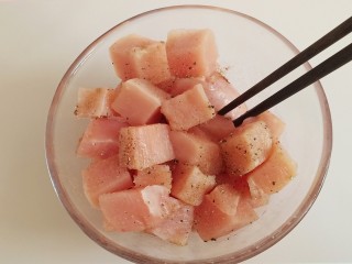 3、孜然鸡胸肉,再加入盐，味精，十三香，现磨的黑胡椒，孜然粉，用筷子拌拌匀，腌一两个小时入味